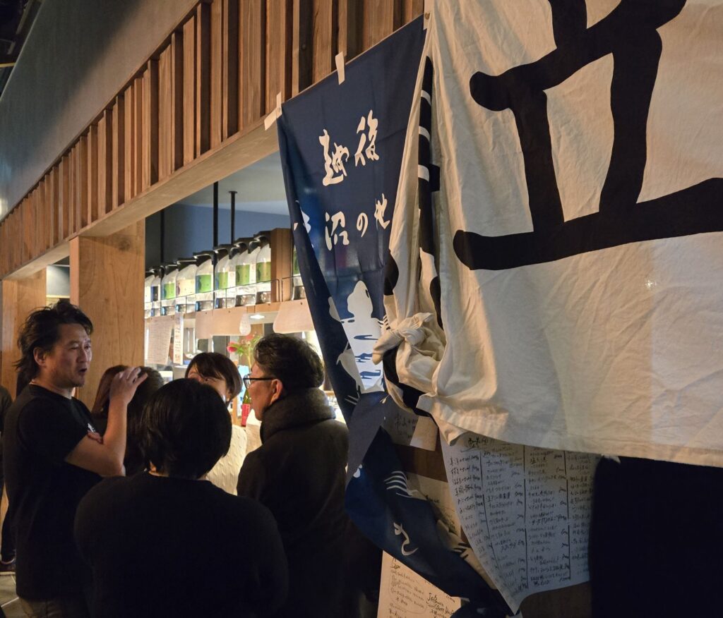 お客様と話す高千代酒造の山田さん