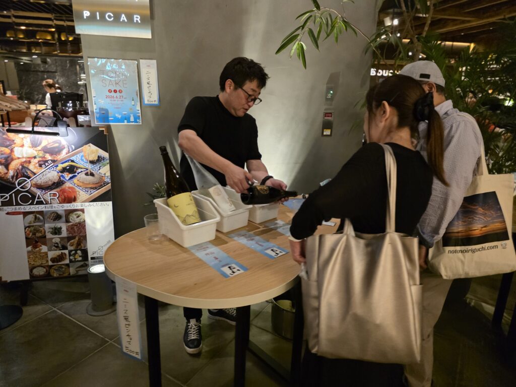 月山を注ぐTORASAKEスタッフ